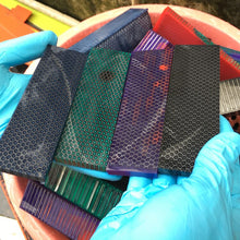 Cargar imagen en el visor de la galería, Pletinas para cachas en resina y aluminio tipo panal