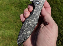 Cargar imagen en el visor de la galería, Pletinas para cachas en fibra de carbono y resina luminiscente