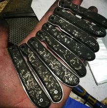 Cargar imagen en el visor de la galería, Pletinas para cachas en fibra de carbono y resina luminiscente