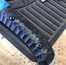 Cargar imagen en el visor de la galería, Pletinas para cachas en fibra de carbono y resina luminiscente